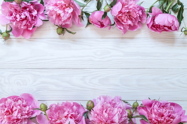 Bouquet de pivoines roses sur une table en bois. Cadeau Saint Valentin.