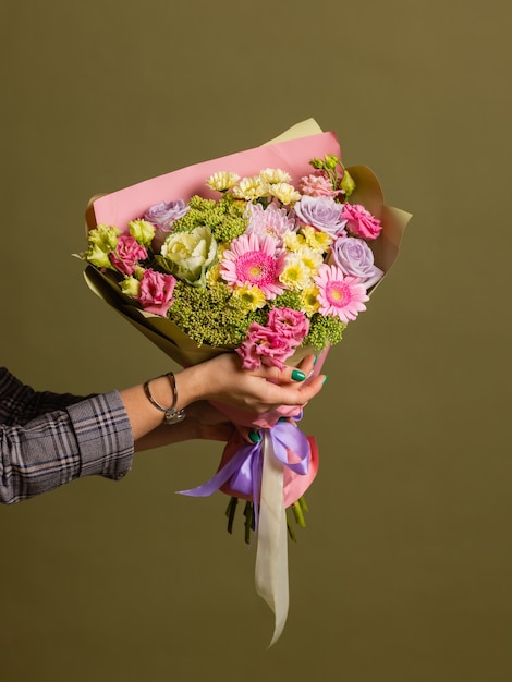 Bouquet de printemps coloré en gros plan avec de nombreuses gelées de fleurs différentes.