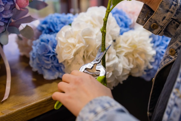 Bouquet de printemps coloré en gros plan avec de nombreuses gelées de fleurs différentes