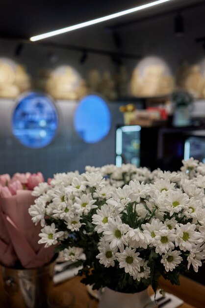 Bouquet de printemps coloré en gros plan avec de nombreuses gelées de fleurs différentes