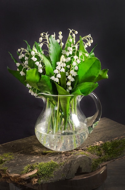 Bouquet de printemps de fleurs de muguet dans un vase