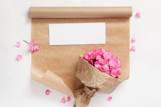 Bouquet de printemps de fleurs roses en papier kraft avec papier d'emballage