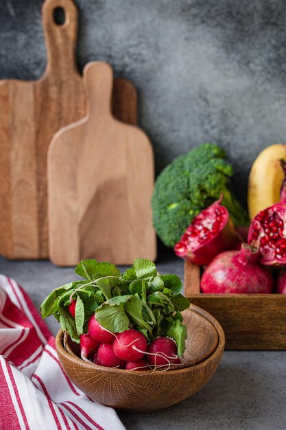 Bouquet de radis aux fruits et légumes sur la table de la cuisine