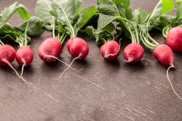 Bouquet de radis sur une table en bois