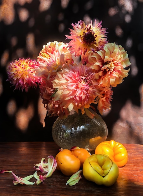 Bouquet romantique avec des dahlias et des tomates à la lumière du soleil Bouquets d'été de fleurs de ferme à l'extérieur dans le jardin Art floristique des arrangements floraux