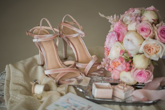 Bouquet rose anneaux et chaussures