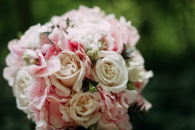 Bouquet rose sur fond de forêt verdoyante 4027