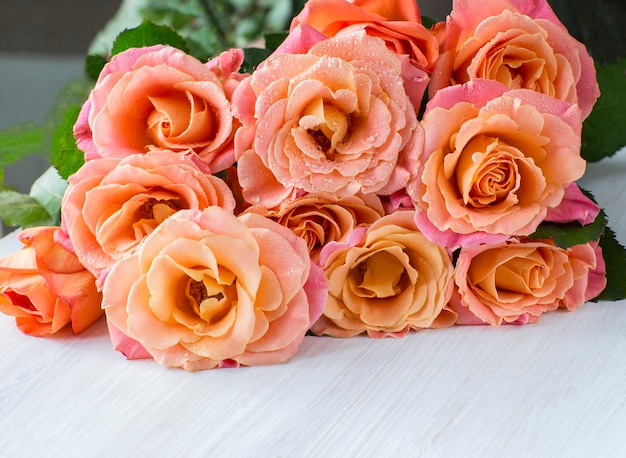 un bouquet de rose avec des roses orange