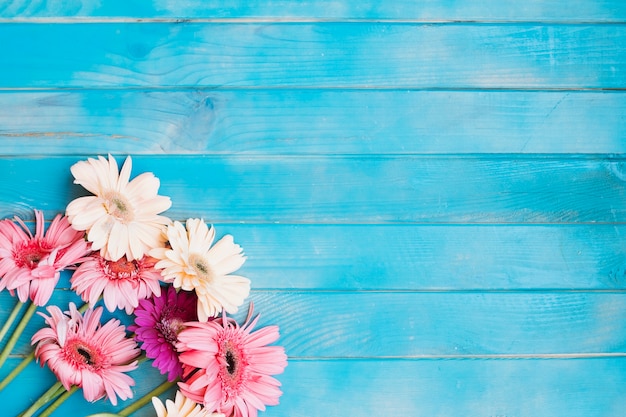 Bouquet rose sur la table bleue