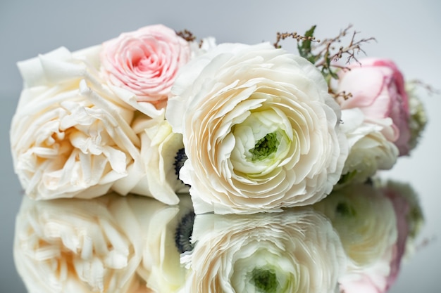 Bouquet de roses blanches allongé sur le miroir en gros plan