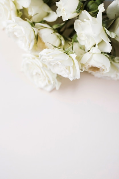 Photo bouquet de roses blanches à angle élevé