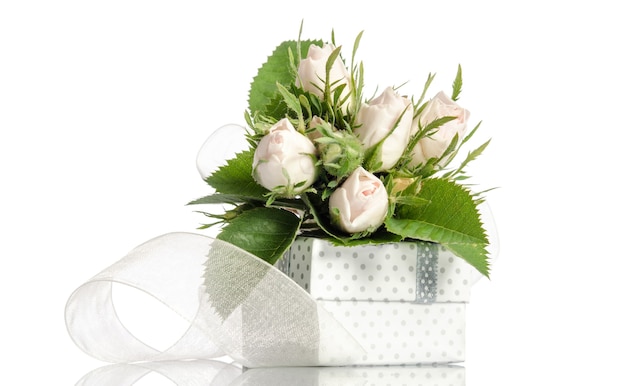 Bouquet de roses blanches et coffret cadeau