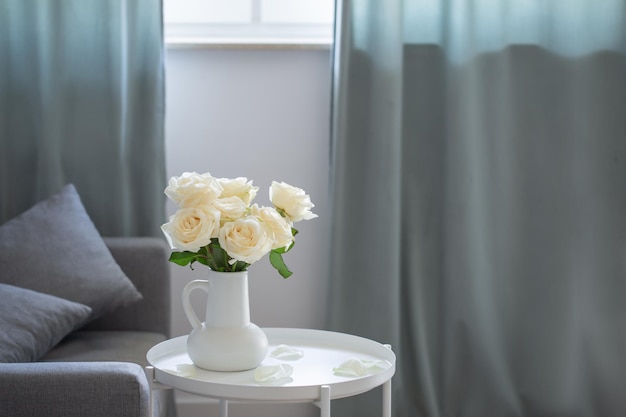 Bouquet de roses blanches dans un pot blanc dans un intérieur moderne