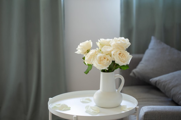 Bouquet de roses blanches dans un pot blanc dans un intérieur moderne