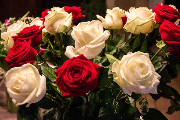 Bouquet de roses blanches et rouges