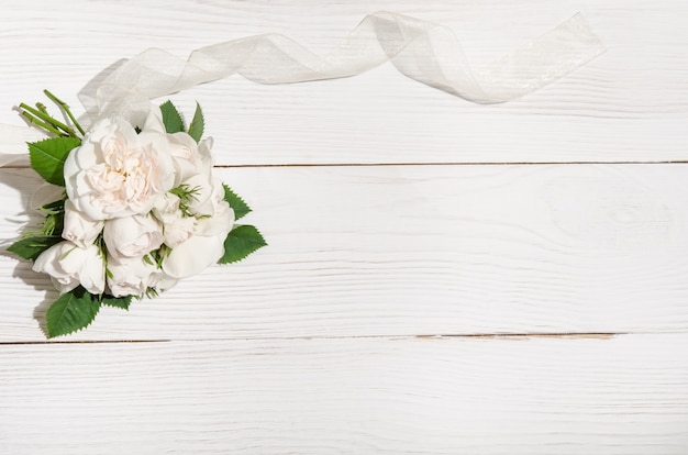 Bouquet de roses blanches sur table blanche. vue de dessus