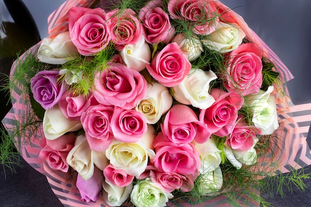 Photo un bouquet de roses colorées adapté pour les félicitations pour les fiançailles des fêtes ou la saint-valentin