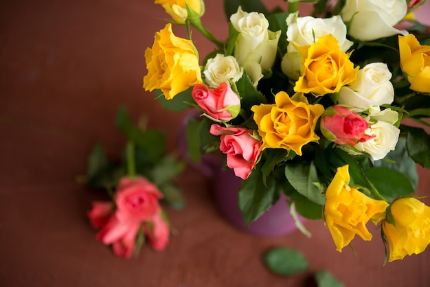 Bouquet de roses colorées dans un vase