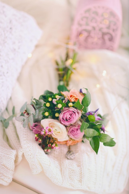 Bouquet de roses sur une couverture en laine libre