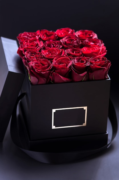 Bouquet de roses dans une boîte noire