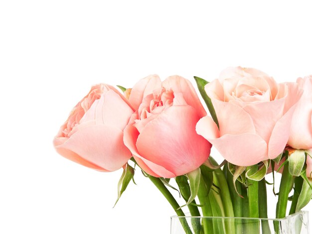 Bouquet de roses dans un vase à fleurs en cristal sur fond blanc