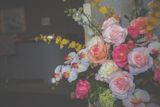 Bouquet de roses dans un vase avec mur