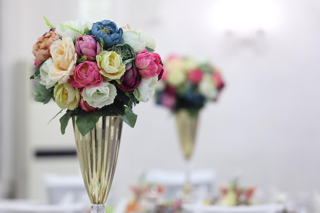 Un bouquet de roses dans un vase en verre