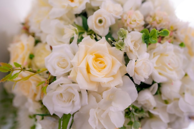 Bouquet de roses décor de fleurs en cérémonie de mariage