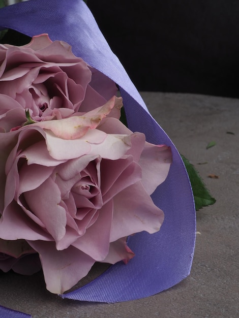 Un bouquet de roses est accroché au mur.