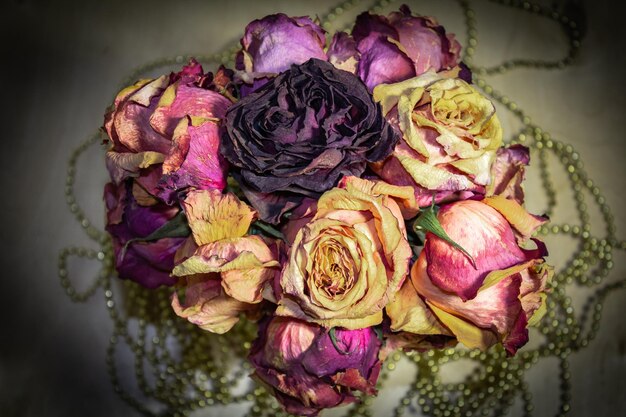 Photo un bouquet de roses fanées avec des décorations vue d'en haut