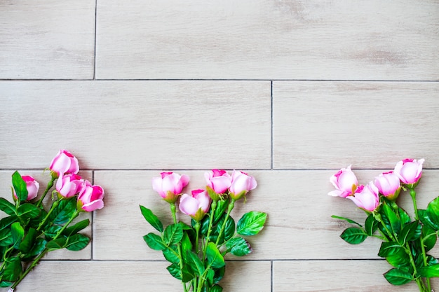 Bouquet de roses sur fond de plancher en bois blanc avec espace de copie.