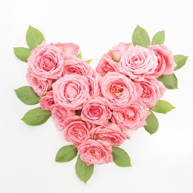 Bouquet de roses en forme de coeur isolé