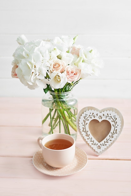 Bouquet de roses et d'hortensias sur table