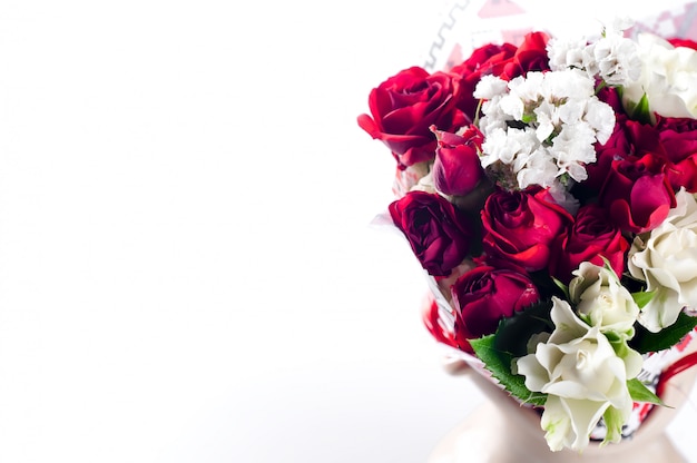 Bouquet de roses isolé sur blanc