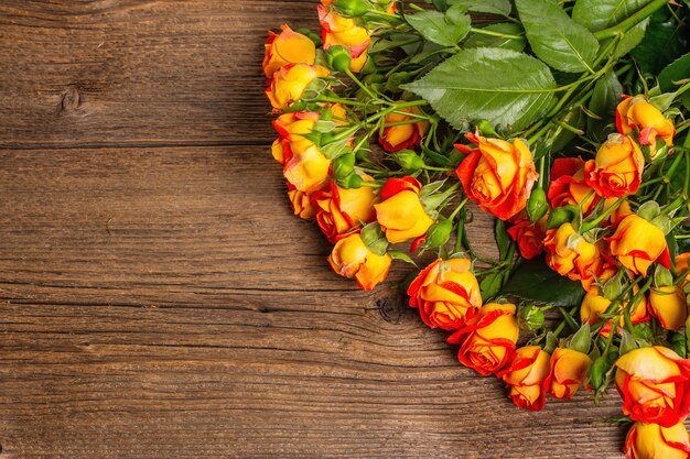 Bouquet de roses jaune vif sur une vieille table en bois