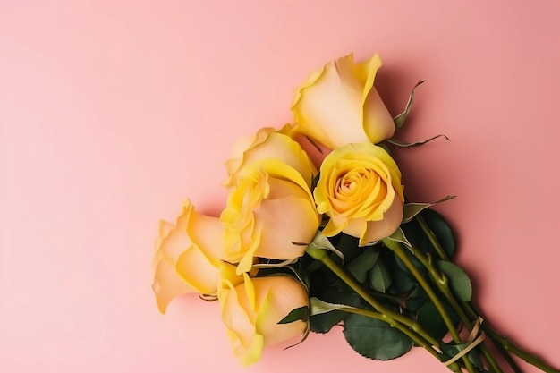 Bouquet de roses jaunes sur fond rose vue de dessus