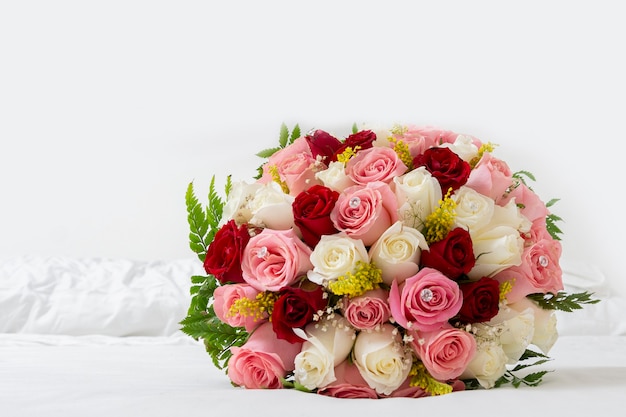 Bouquet de roses multicolores pour un mariage sur fond blanc