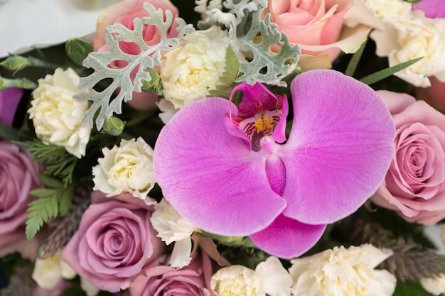 Bouquet de roses et d'orchidées