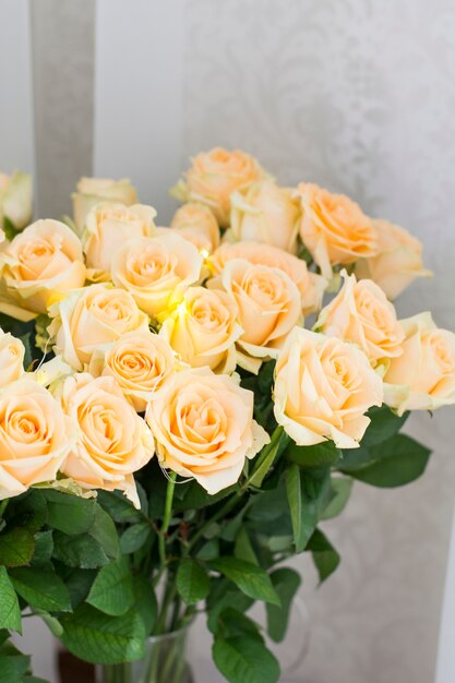 Bouquet de roses de pêche avec des guirlandes