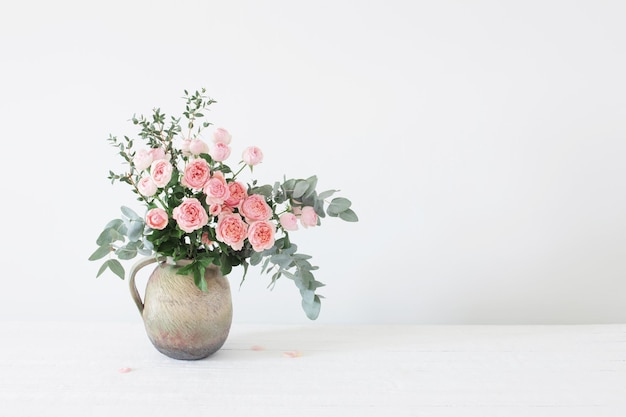 Bouquet de roses pivoines en pot en céramique sur fond blanc