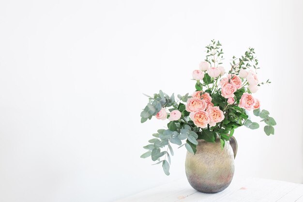 Bouquet de roses pivoines en pot en céramique sur fond blanc