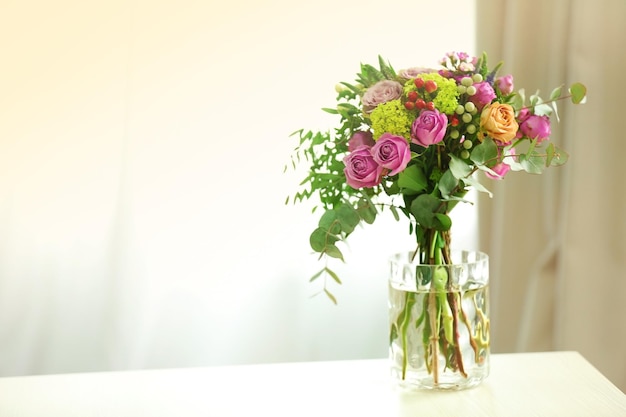 Bouquet de roses en pot sur la table