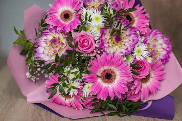 bouquet de roses roses chrysanthèmes et gerberas close up