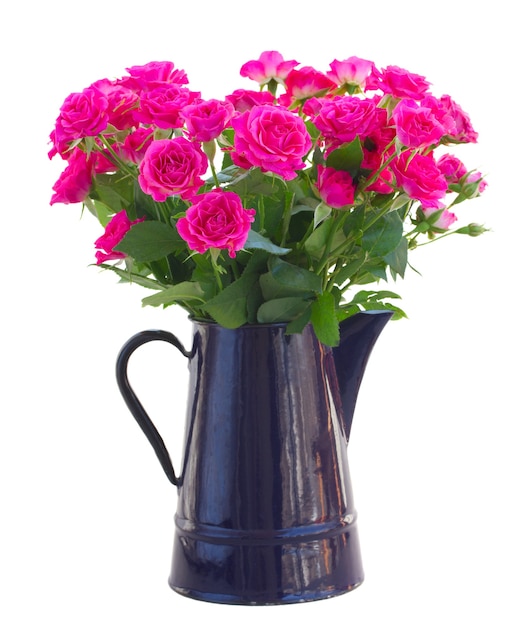 Bouquet de roses roses en fleurs dans un vase isolé sur blanc