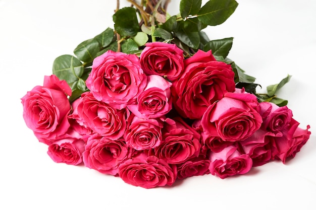 Bouquet de roses roses sur fond blanc avec espace de copie.