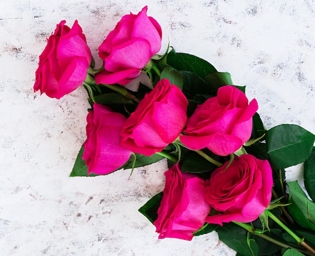 Bouquet de roses roses sur noir