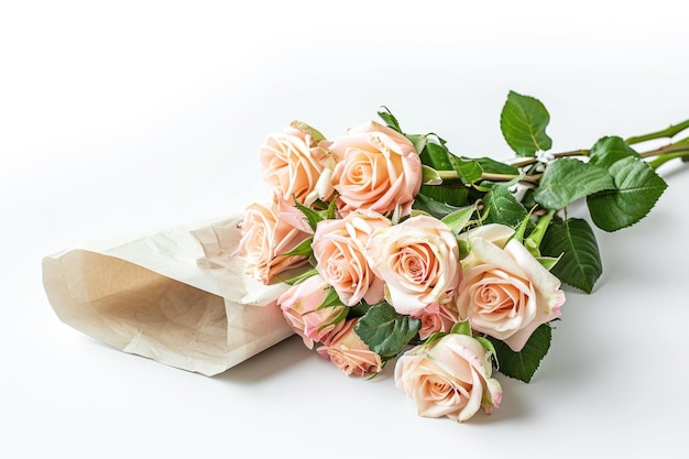 Bouquet de roses roses pour cadeau de mariage sur fond blanc