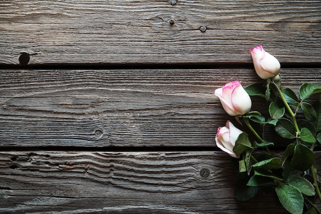 Bouquet de roses roses sur table en bois. Vue de dessus avec espace de copie. fleurs