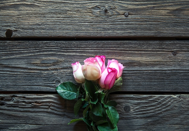 Bouquet de roses roses sur table en bois. Vue de dessus avec espace de copie. fleurs