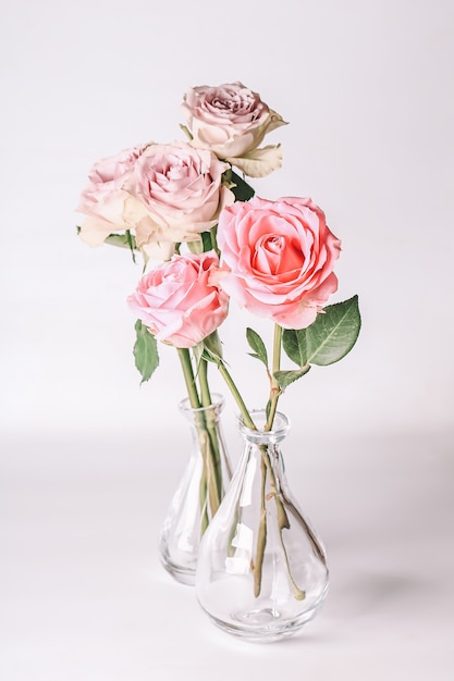 Bouquet de roses roses tendres. Fond pastel romantique. carte florale pastel de bouquet.